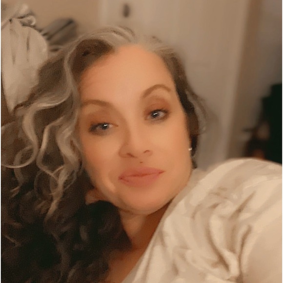 Meet your Posher, Stephanie , from Houston Texas! - Picture 4 of 6